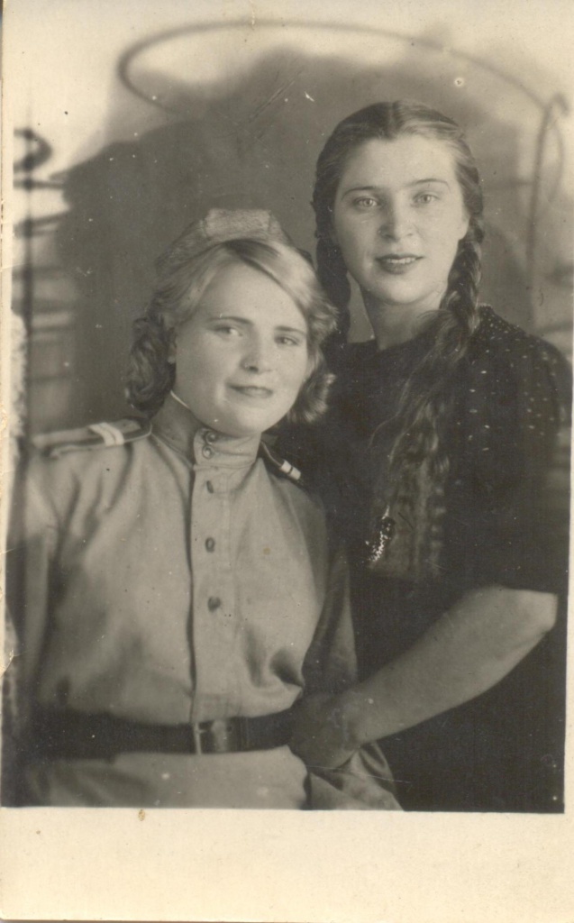 АВИМ_ОФ_7225 Поправкина Мария Алексеевна (справа), 1945 г.jpg