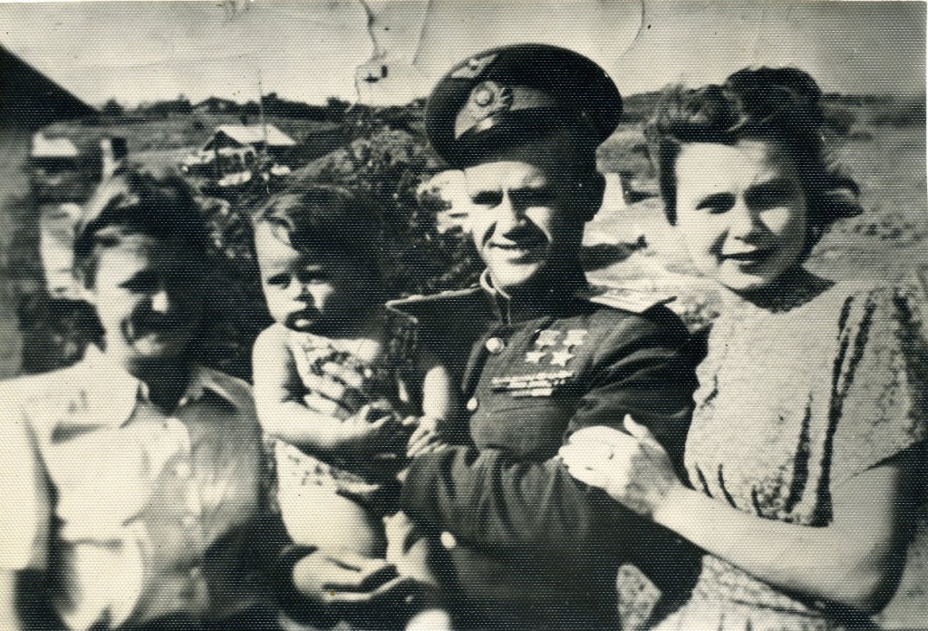 АВИМ 10380 Гулаев с семьёй.jpg