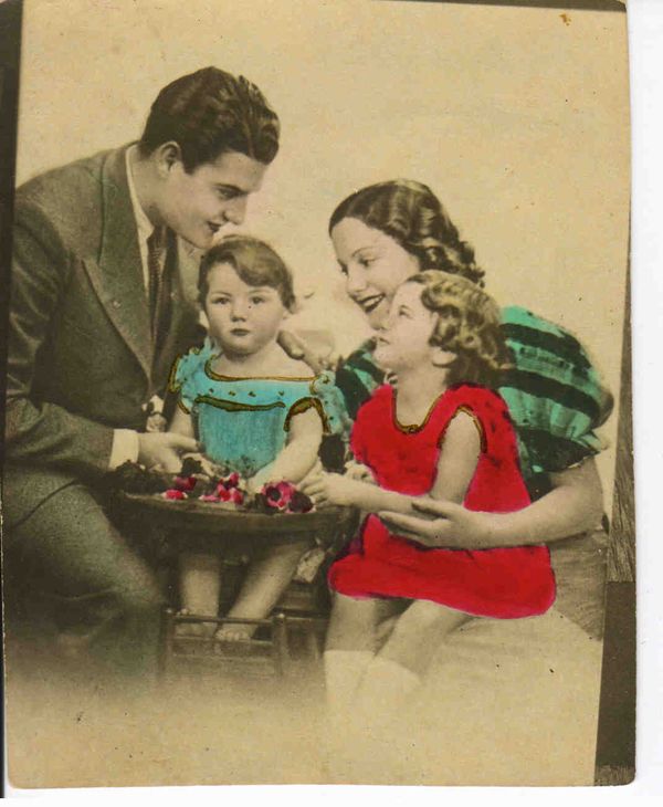 Фотооткрытка "Семья с двумя девочками" 1945 - 1950 гг.