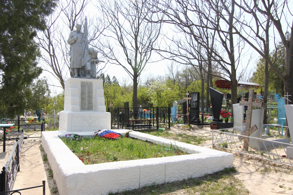 Памятник на братской могиле х. Большой Лог. Сельское кладбище.