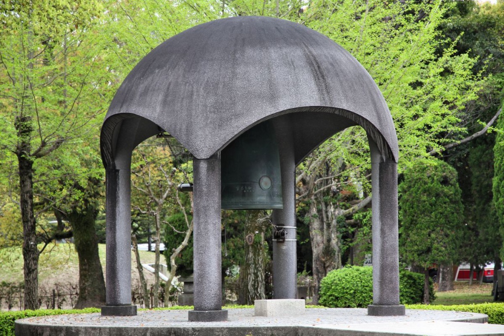 Колокол Мира в Хиросиме.jpg
