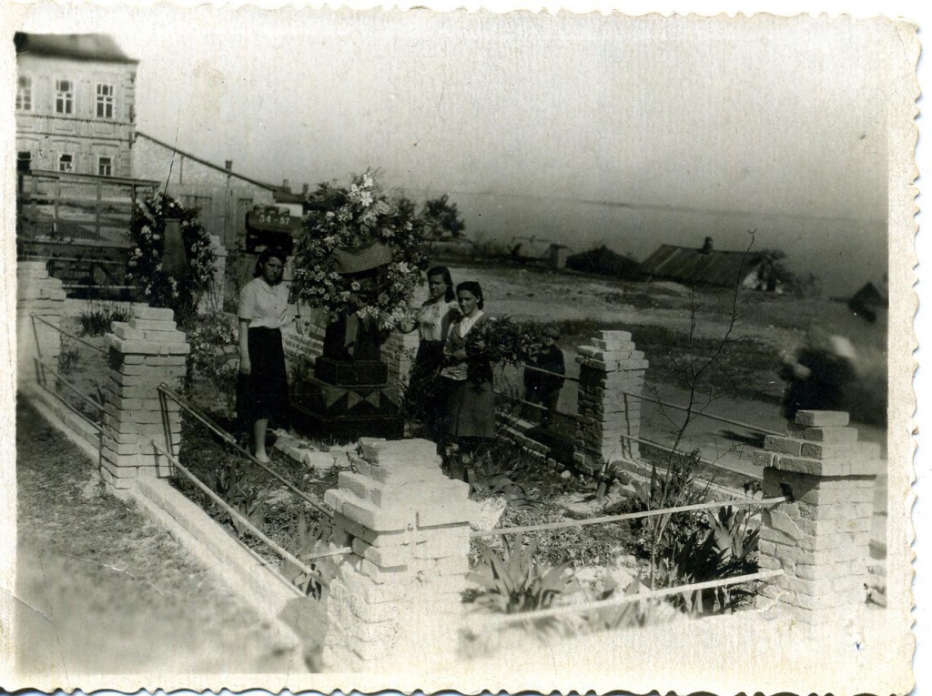 Самый первый обелиск на братской могиле пл. Героев в 1946 г