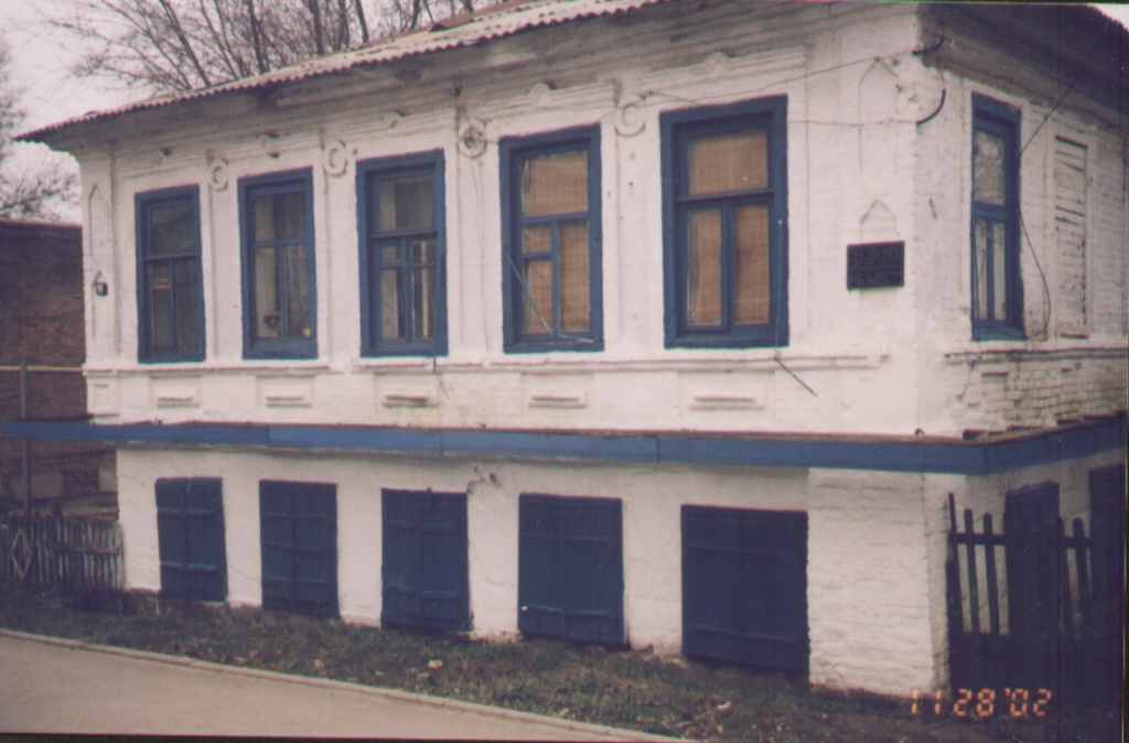 Гулаева 86, в 1920 был детский дом ,где воспитывался Рубахо, 2002.jpg